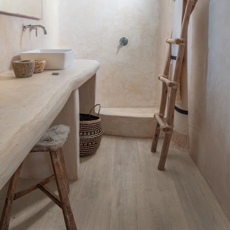 Minimalist bathroom with Quick-Step Capture Patina Oak Grey laminate flooring and natural elements
