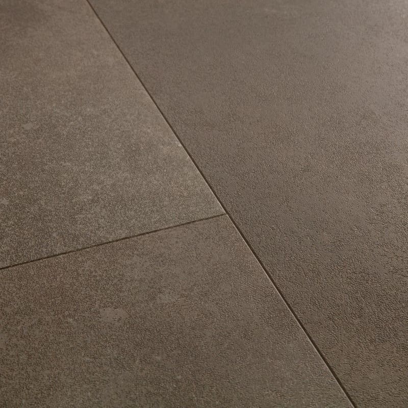 Quick-Step Alpha Oro Oxidized Rock vinyl flooring with decorative ceramic items displayed
