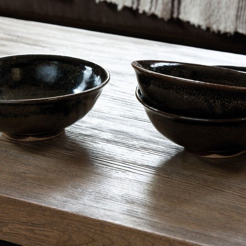 Close-up of ceramic bowls on Quick-Step Havana Oak Natural laminate flooring