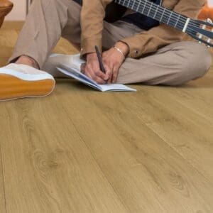 Quick-Step Capture Brushed Oak Warm Natural laminate flooring in a bedroom with four-poster bed