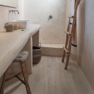 Minimalist bathroom with Quick-Step Capture Patina Oak Grey laminate flooring and natural elements