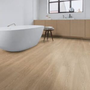Full plank view of Quick-Step Majestic Valley Oak Light Brown laminate showing natural oak pattern and color variation