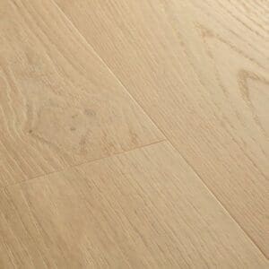Quick-Step Coast Oak Beige vinyl flooring with water droplets demonstrating waterproof properties