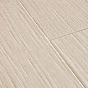 Full plank view of Quick-Step Majestic Valley Oak Light Beige laminate flooring showing the light beige oak pattern