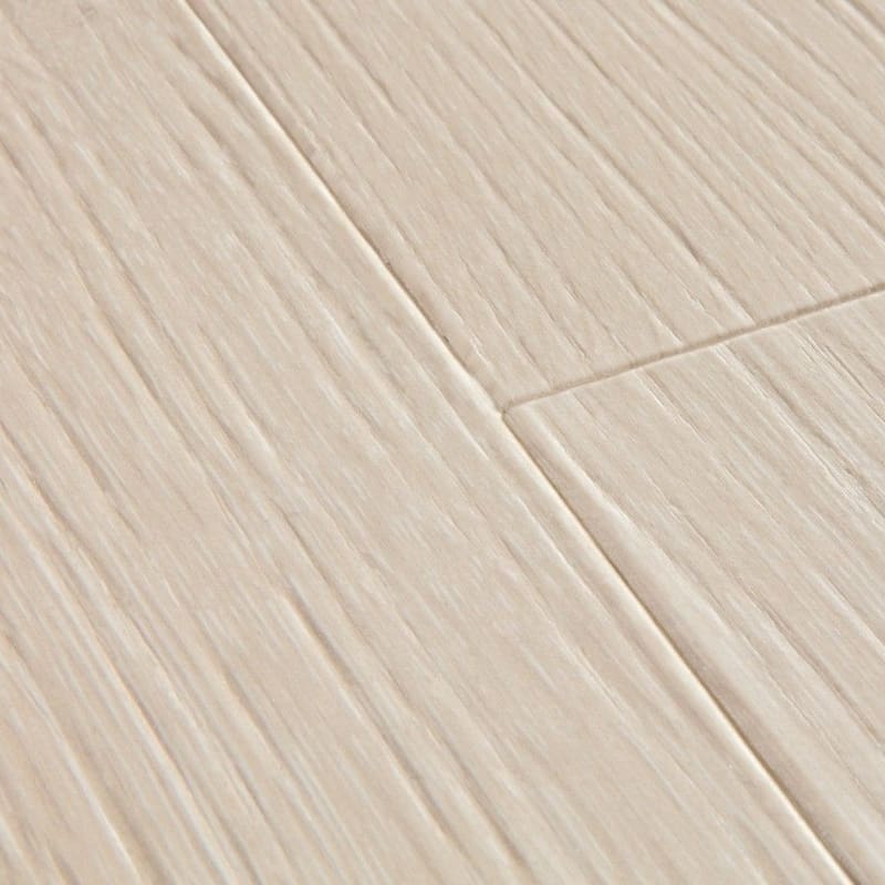 Full plank view of Quick-Step Majestic Valley Oak Light Beige laminate flooring showing the light beige oak pattern