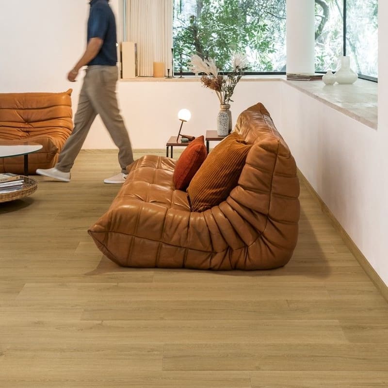 Quick-Step Capture Brushed Oak Warm Natural laminate flooring in a modern living room with leather furniture