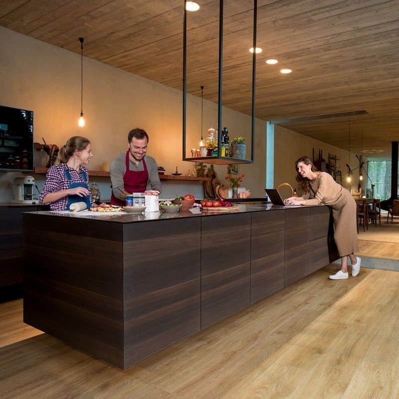 Open-plan living space with Quick-Step Majestic Woodland Oak Natural laminate flooring, demonstrating its versatility in contemporary interiors