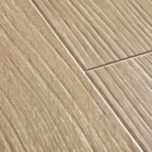 Close-up detail of Quick-Step Majestic Valley Oak Light Brown laminate showing authentic wood grain texture and beveled edges